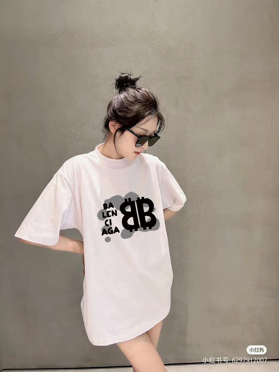 P80✨🔥 BALENCIAGA Paris lettering printed short-sleeved T-shirt. Custom-woven and dyed 300 grams of combed cotton heavyweight fabric. Zero color difference in threads. Perfect details. Different from the current currency version. Welcome to compare. Same Style for men and women. Must-sell in the picture above. Color: White Black Size: 1 2 3 4